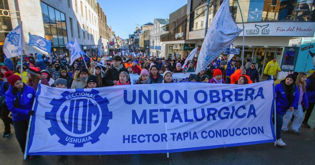 Trabajadores de fábricas en la Patagonia argentina salieron a las calles a reclamar la eliminación gradual de los aranceles a la importación de teléfonos para fomentar precios más competitivos.