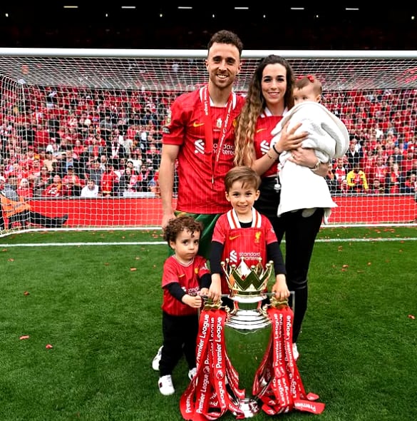 Diogo Jota junto a su esposa Rute Cardoso y sus tres hijos.