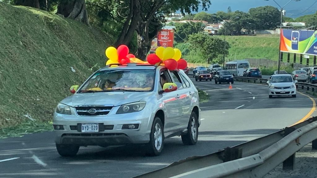 Varios aficionados de Herediano iban en caravana hacia La Sabana, con pitoretas, optimistas y creyendo que la semifinal contra Liga Deportiva Alajuelense ya está definida.