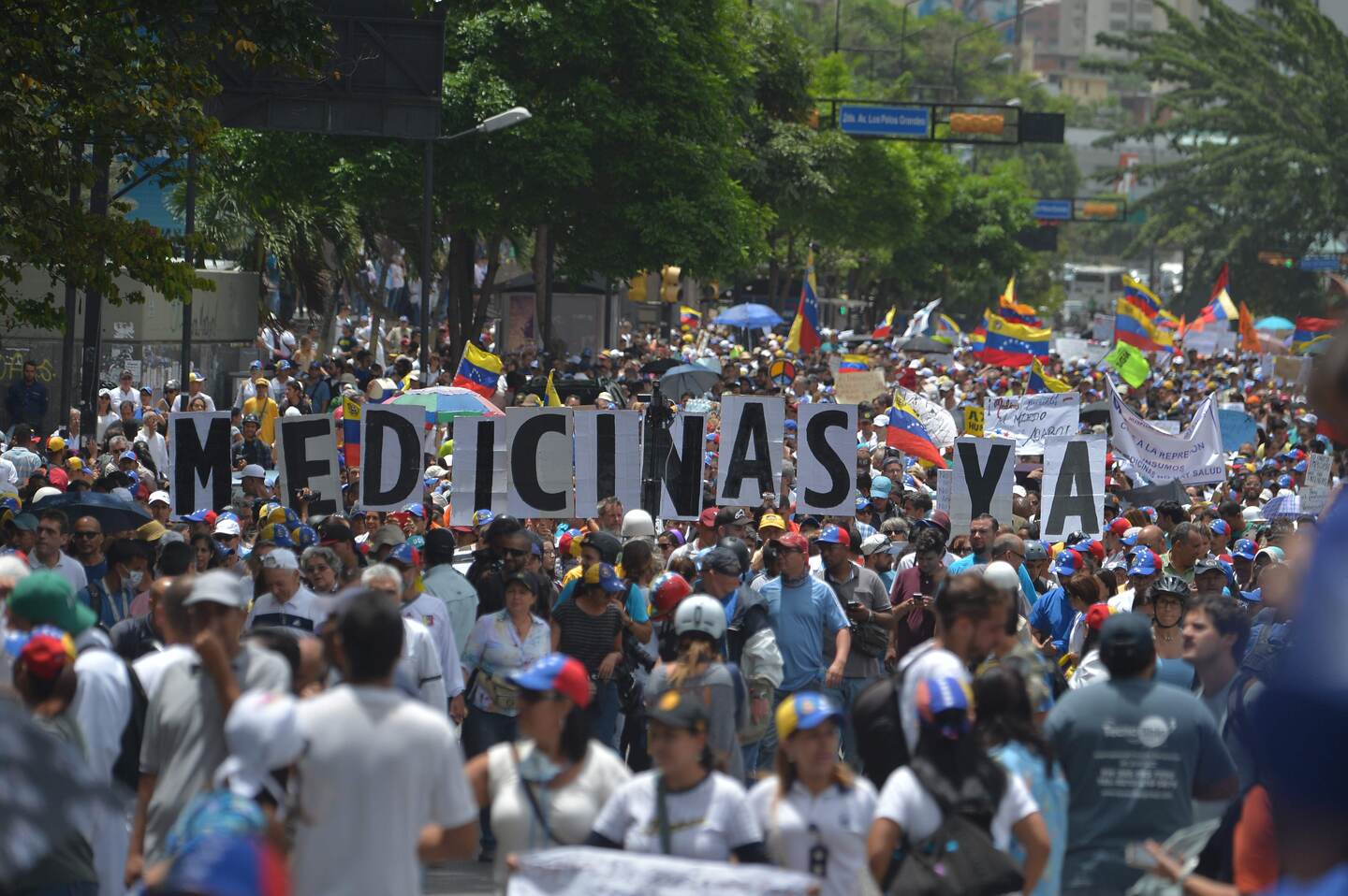 Médicos y otros profesionales sanitarios marchan este lunes en Caracas.