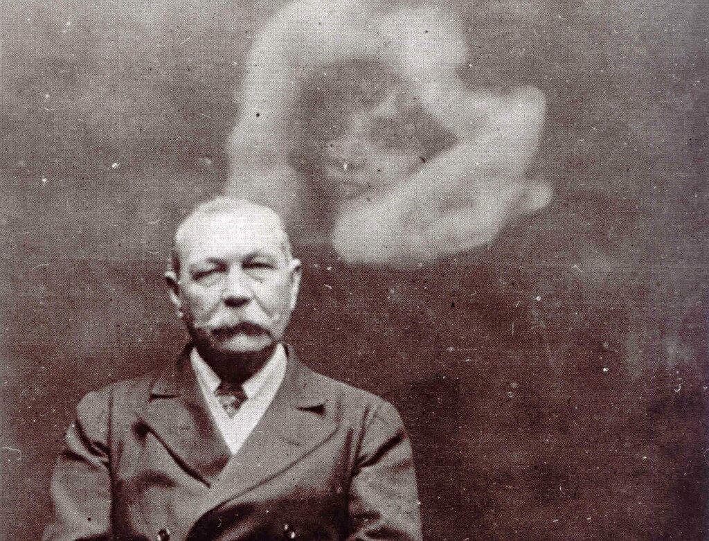 Arthur Conan Doyle en fotografía con "espíritus" en 1922.
