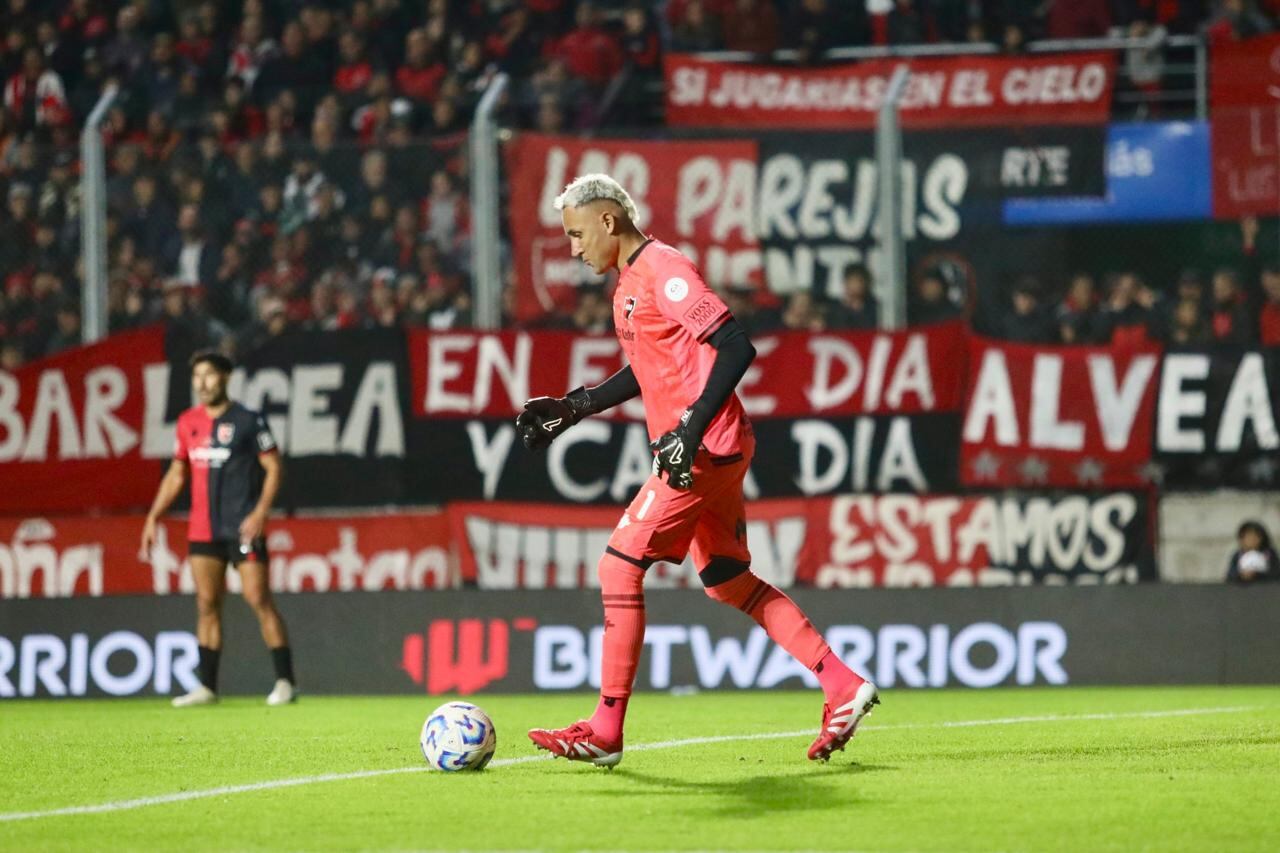 Keylor Navas controla un balón en el juego ante Defensa y Justicia.
