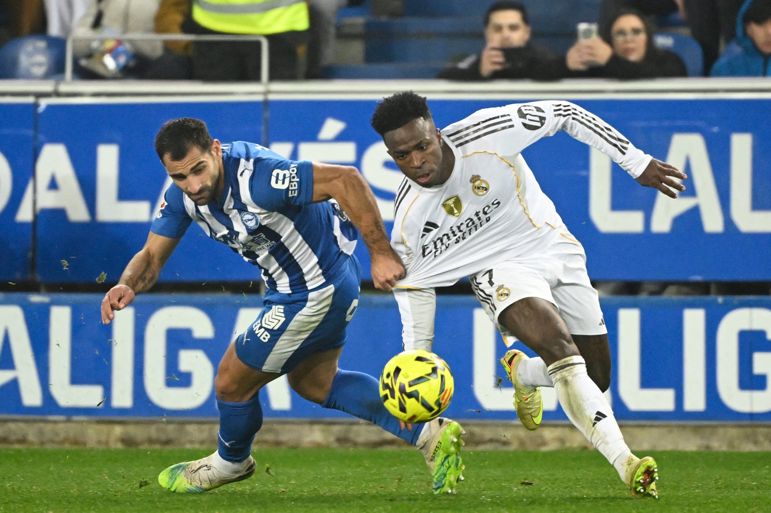 El delantero brasileño del Real Madrid Vinicius Jr disputa el balón con el defensor del Alavés Jonny Castro, durante el partido por la Liga Española.
