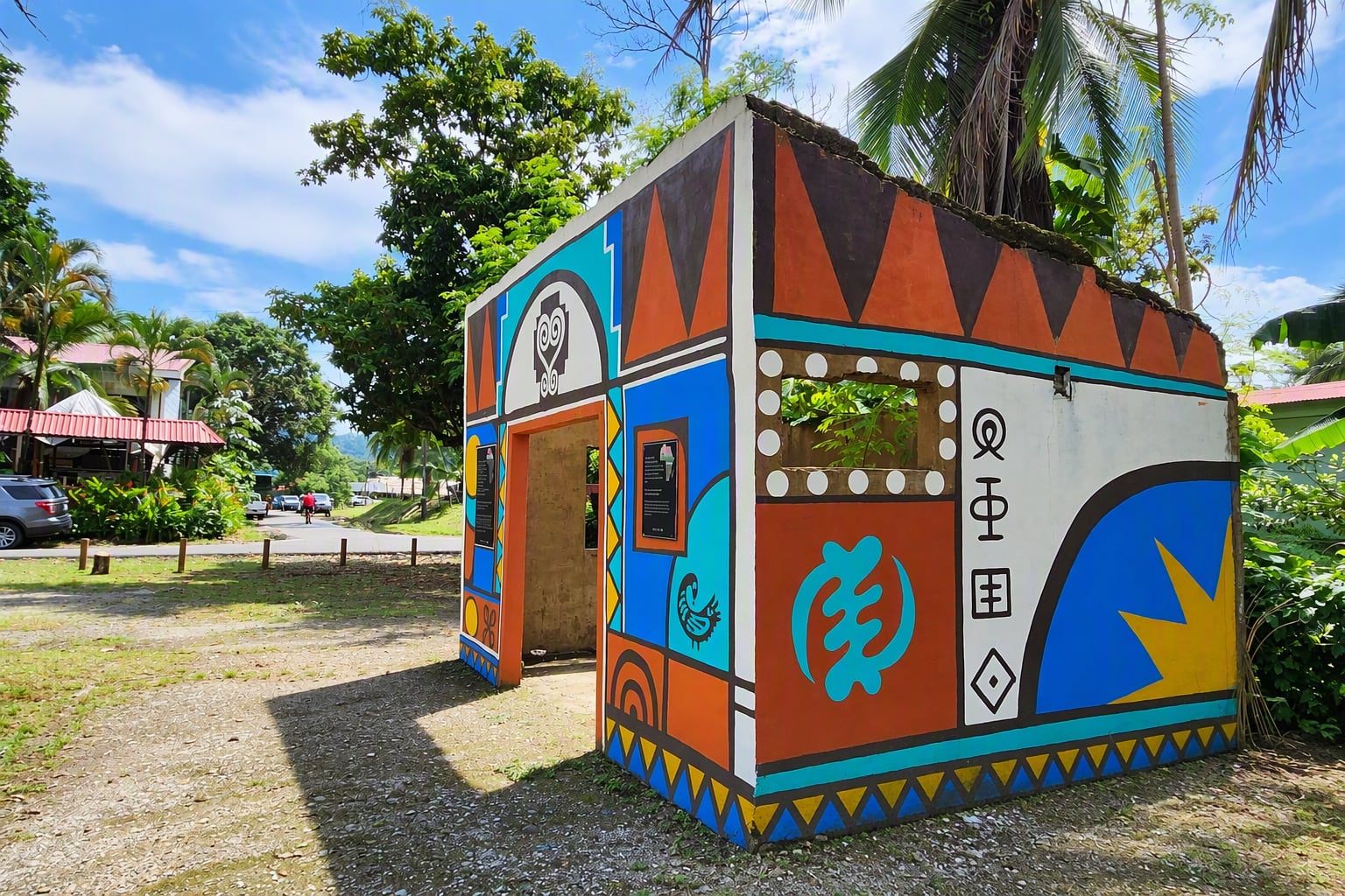 Construcción antigua en Cahuita, pintada para recordar a las víctimas de naufragio en 1710.