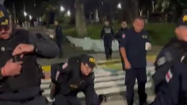 Fuerza Pública detiene a manifestante durante protesta contra reforma eléctrica; diputada se puso frente a patrulla