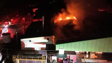 Bomberos atiende gran incendio en planta de Demasa