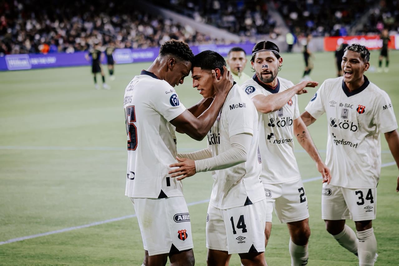 Alejandro Bran celebra su gol junto a Rashir Parkins. Aarón Salazar y Creichel Pérez se unen al festejo.
