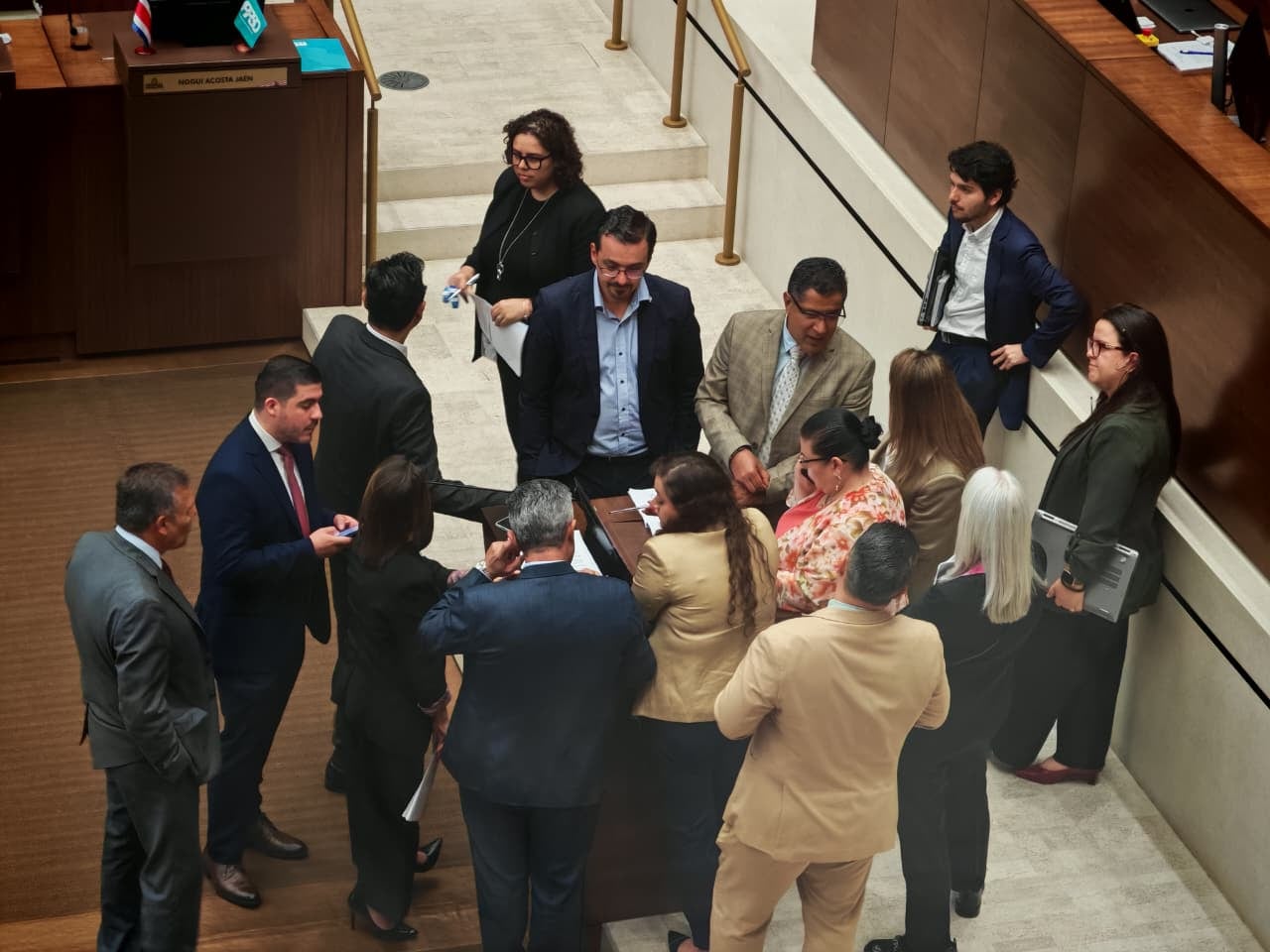 Jefes de fracción negocian en plenario legislativo