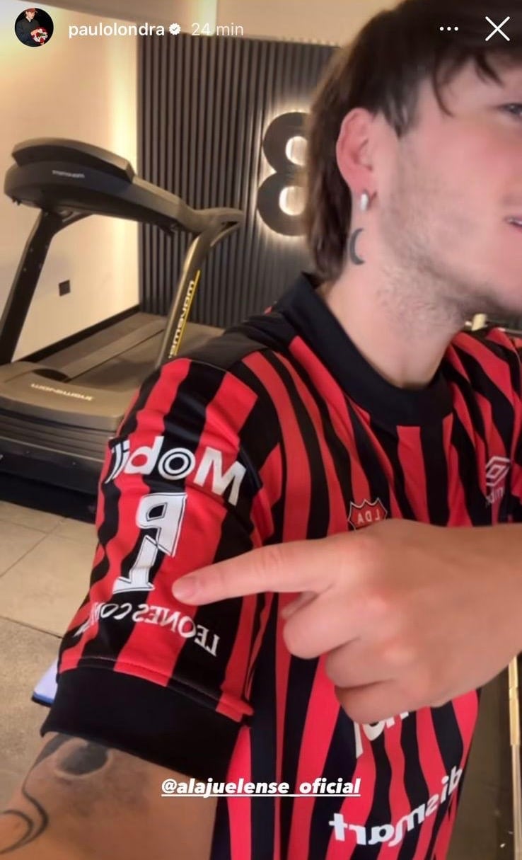 Paulo Londra mostró algunos de los detalles en la nueva camisa de Liga Deportiva Alajuelense.