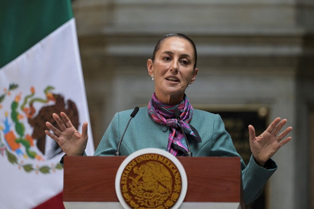 Claudia Sheinbaum, presidenta de México, mantiene la posición del expresidente Andrés Manuel López Obrador sobre el crimen organizado y el narcotráfico en México. Foto: Yuri CORTEZ / AFP