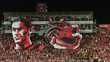 ¡Nunca visto! Vea la insólita camiseta que usó un aficionado en partido de Alajuelense y que desconcertó a todos