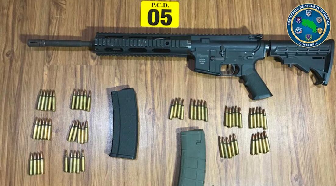 El arma de fuego, dos cargadores y las municiones fueron decomisados por las autoridades. Foto: Cortesía MSP.