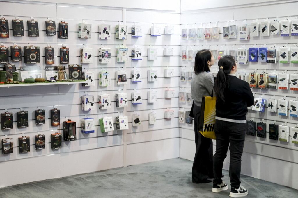 Consumidores miran fundas de teléfonos durante el Consumer Electronics Show (CES) en Las Vegas, Nevada.