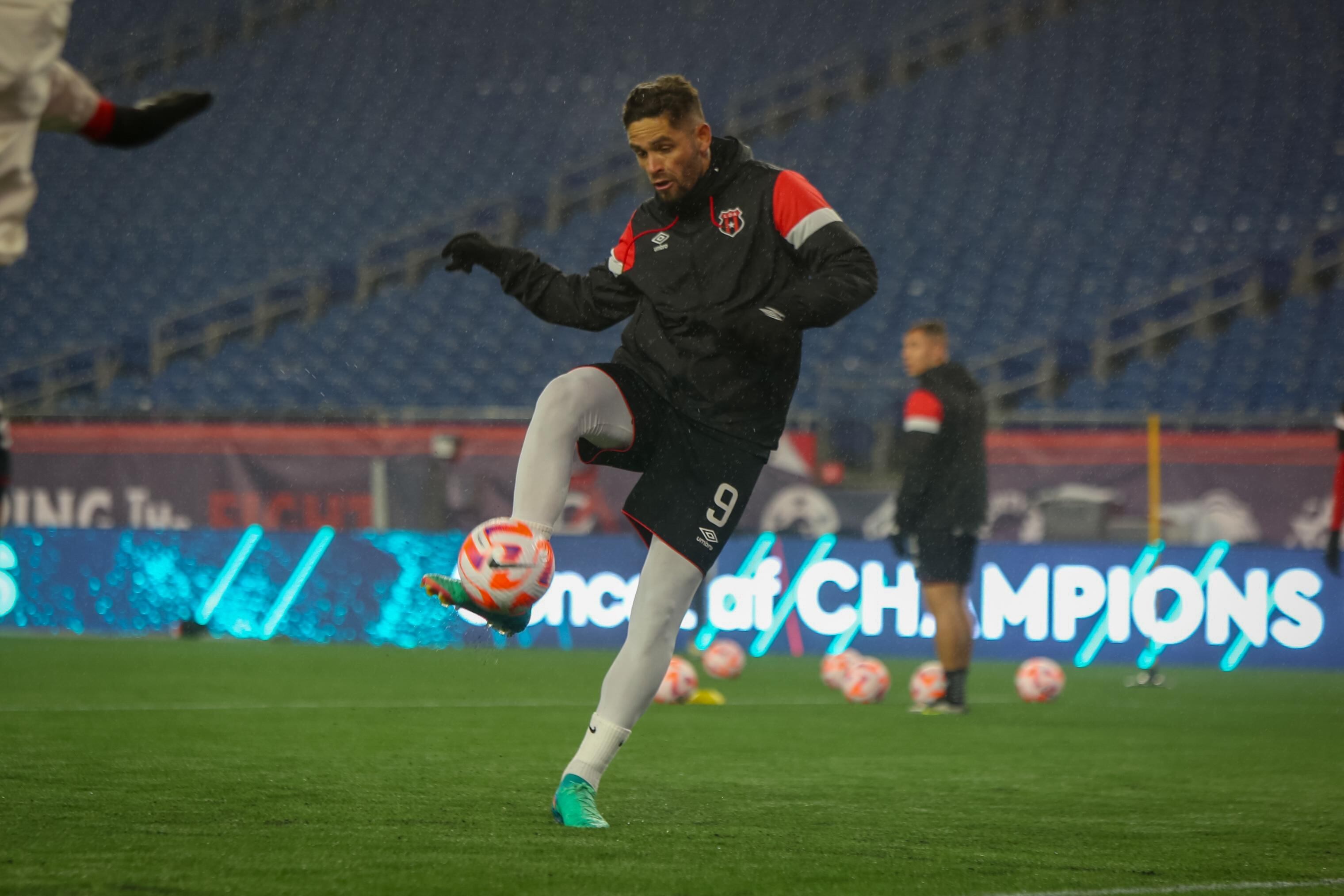 Jonathan Moya usó una licra especial en el reconocimiento al Gillette Stadium.
