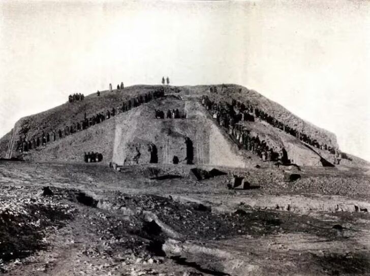 Leonard Woolley comenzó un trabajo de recuperación del zigurat en 1922. Esta foto data de 1923.