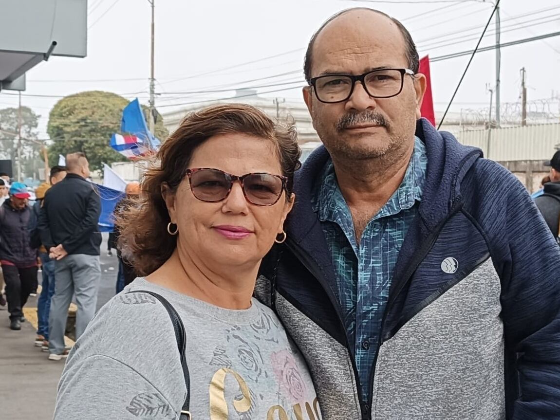 Rosibel Hernández y Andrés Valverde acudieron a sacar una cita para cirugía en Urología del Hospital Max Peralta y los atendieron muy bien y rápido, según dijeron.