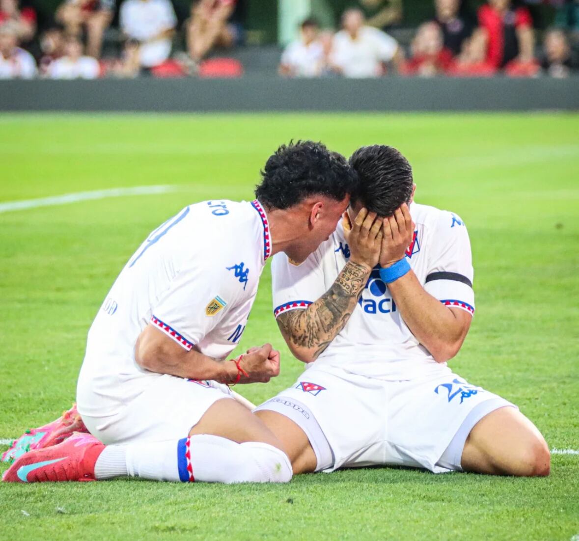 Ignacio Russo se tiró al piso a llorar desconsolado luego de anotar, un gol que sabe que su papá celebró desde el cielo.