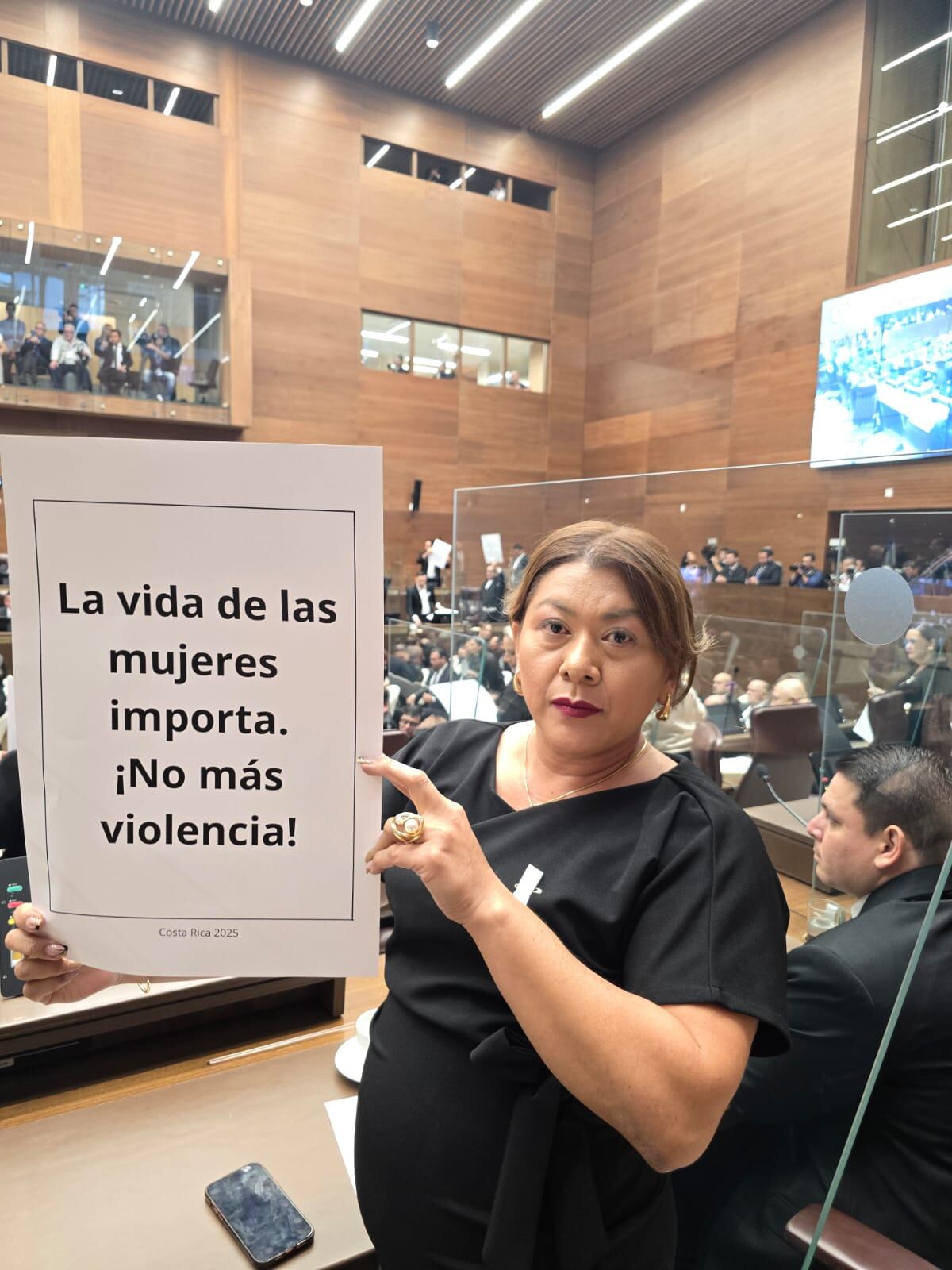 Diputados muestran mensajes de protesta durante discurso de Rodrigo Chaves