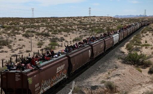 Migrantes en tren la Bestia hacia EE. UU. en abril 2024