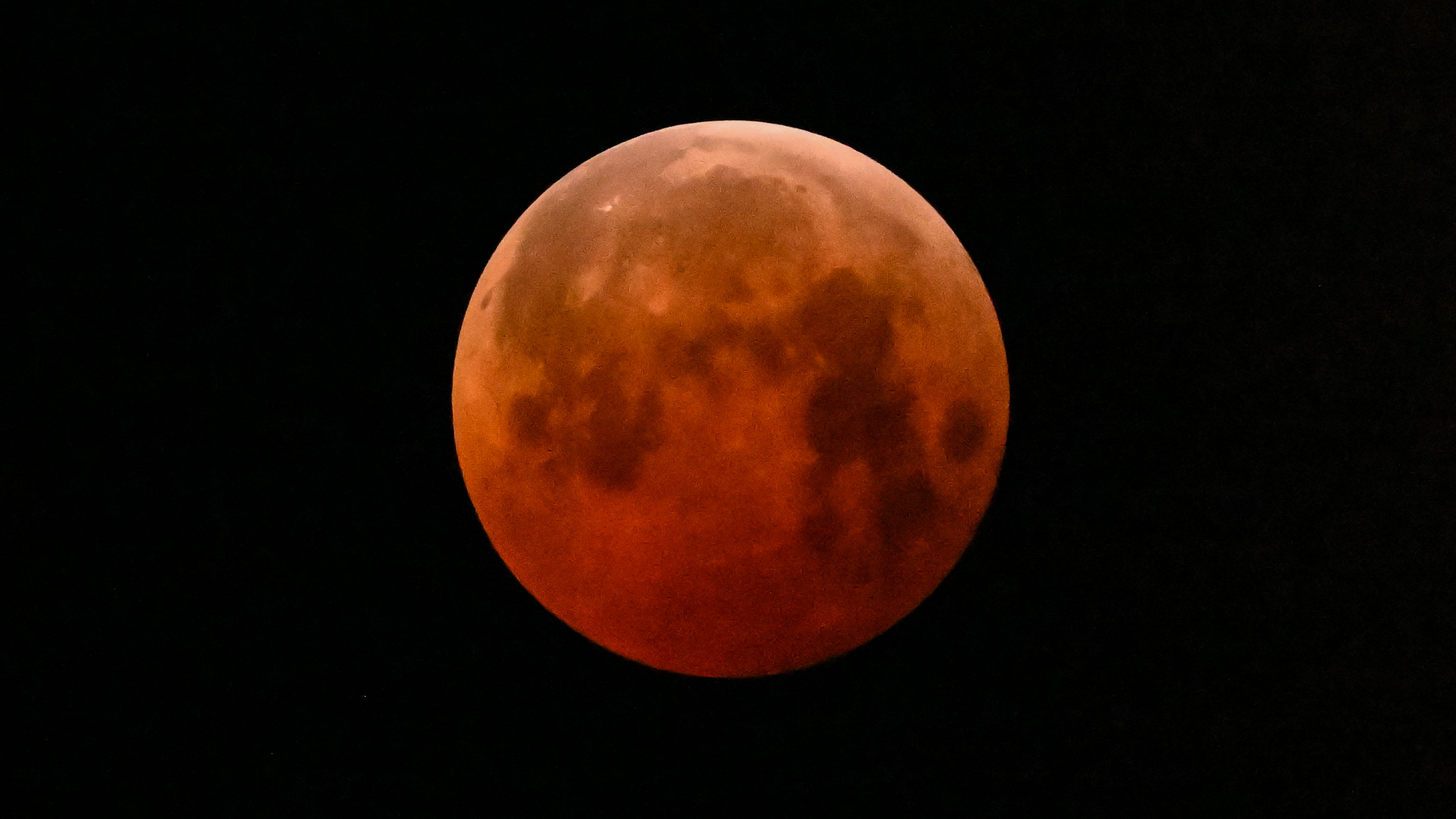 La Luna llena, también conocida como la "Luna de Sangre", se observa en Ciudad de México el 14 de marzo de 2025 durante un eclipse lunar.