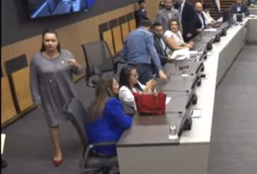 Vanessa Castro se levanta para increpar al embajador en México, Pablo Heriberto Abarca (fuera de foco). Foto: Captura de pantalla
