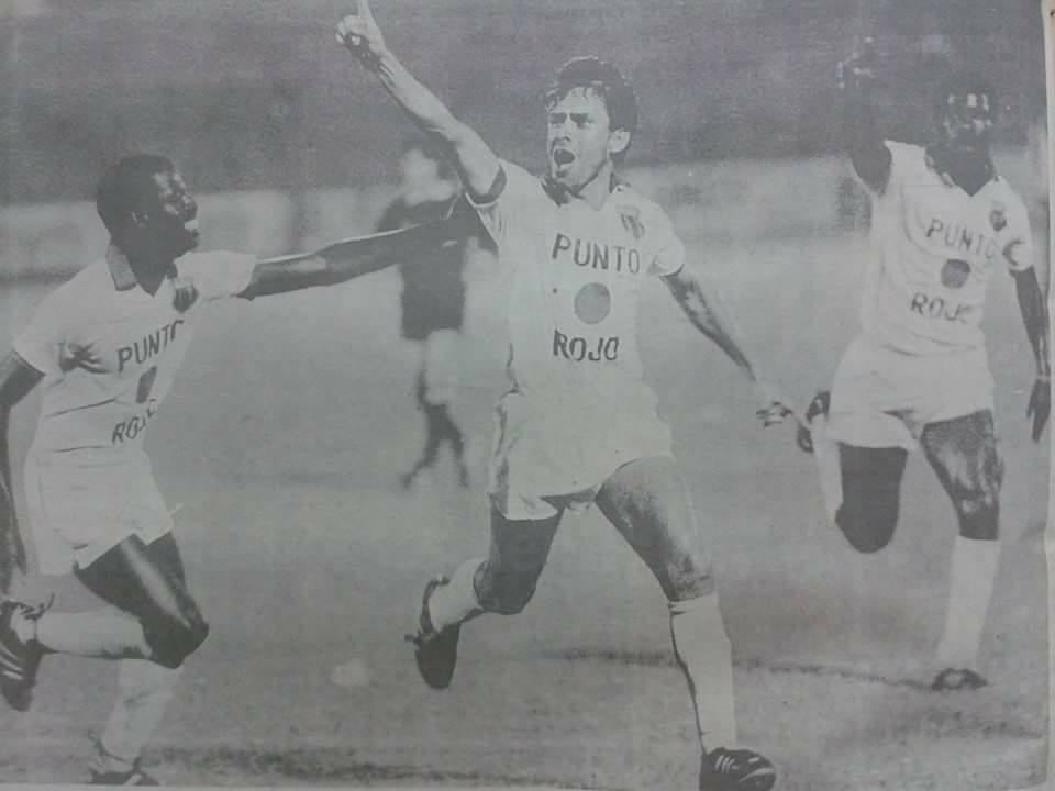 José Carlos Chaves festeja junto a Gilberto Rhoden y Richard Smith en un partido de 1989. Fotografía: Archivo LN y recopilación de Alajuelense.com