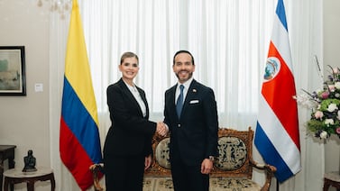 Presidente de Colombia pide a Laura Fernández eliminar requisito de visa para sus ciudadanos