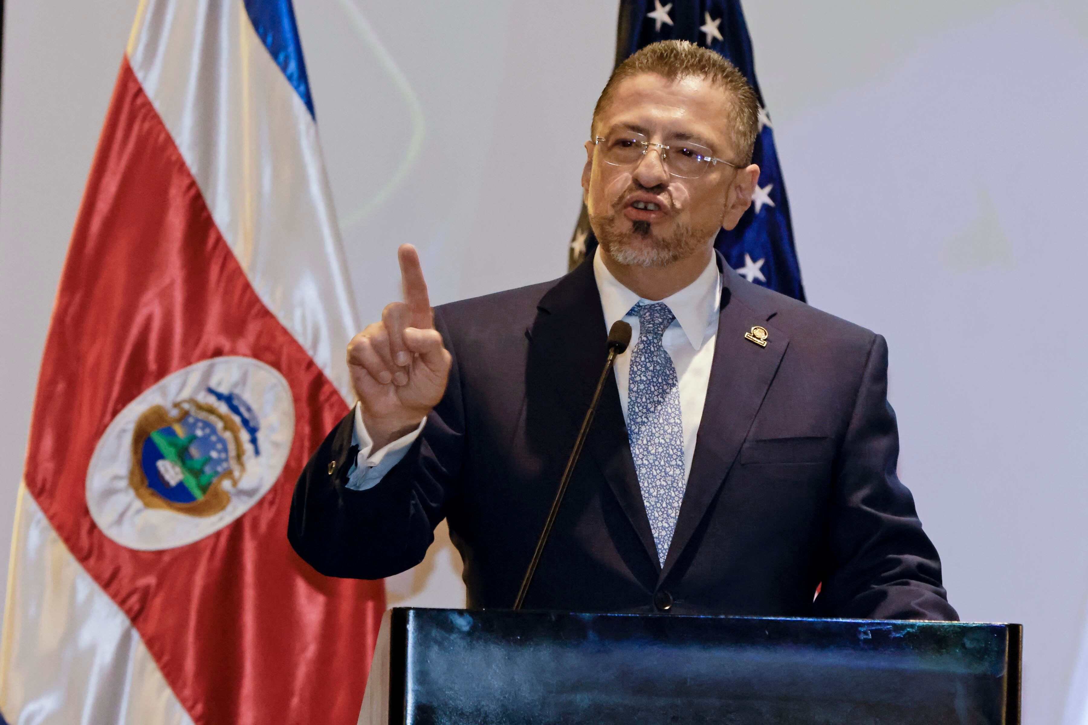 21/03/2024. Hotel Real Intercontinental, Escazú. Hora: 05:30 p.m. Lanzamiento de la Hoja de Ruta del Ecosistema de Semiconductores en Costa Rica, con la participación del presidente Rodrigo Chaves; el ministro de Comercio Exterior, Manuel Tovar; la secretaria de Comercio de Estados Unidos, Gina Raimondo, y la jefe del comando Sur, Laura Richardson. En la foto, Raimondo y Chaves se saludan. Fotos: Mayela López