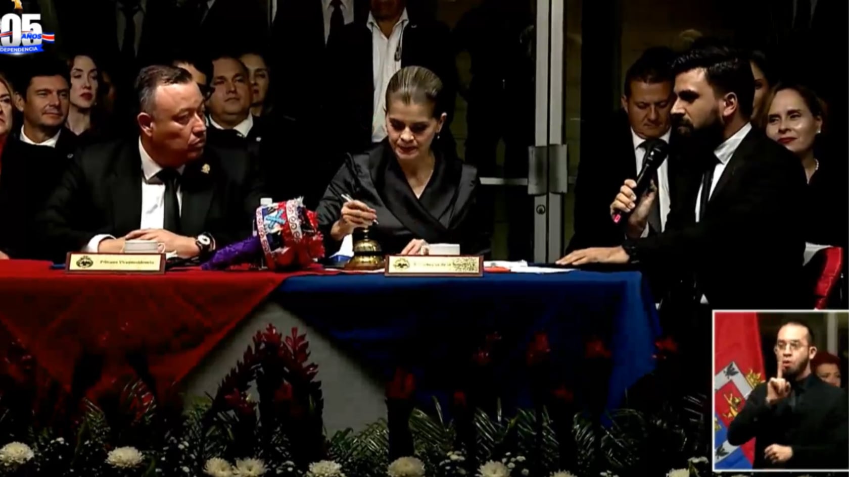 La presidenta Laura Fernández toma nota del plazo anunciado por el presidente ejecutivo del Incofer, Álvaro Bermúdez, durante el Consejo de Gobierno. A su lado, el vicepresidente de la República, Francisco Gamboa.