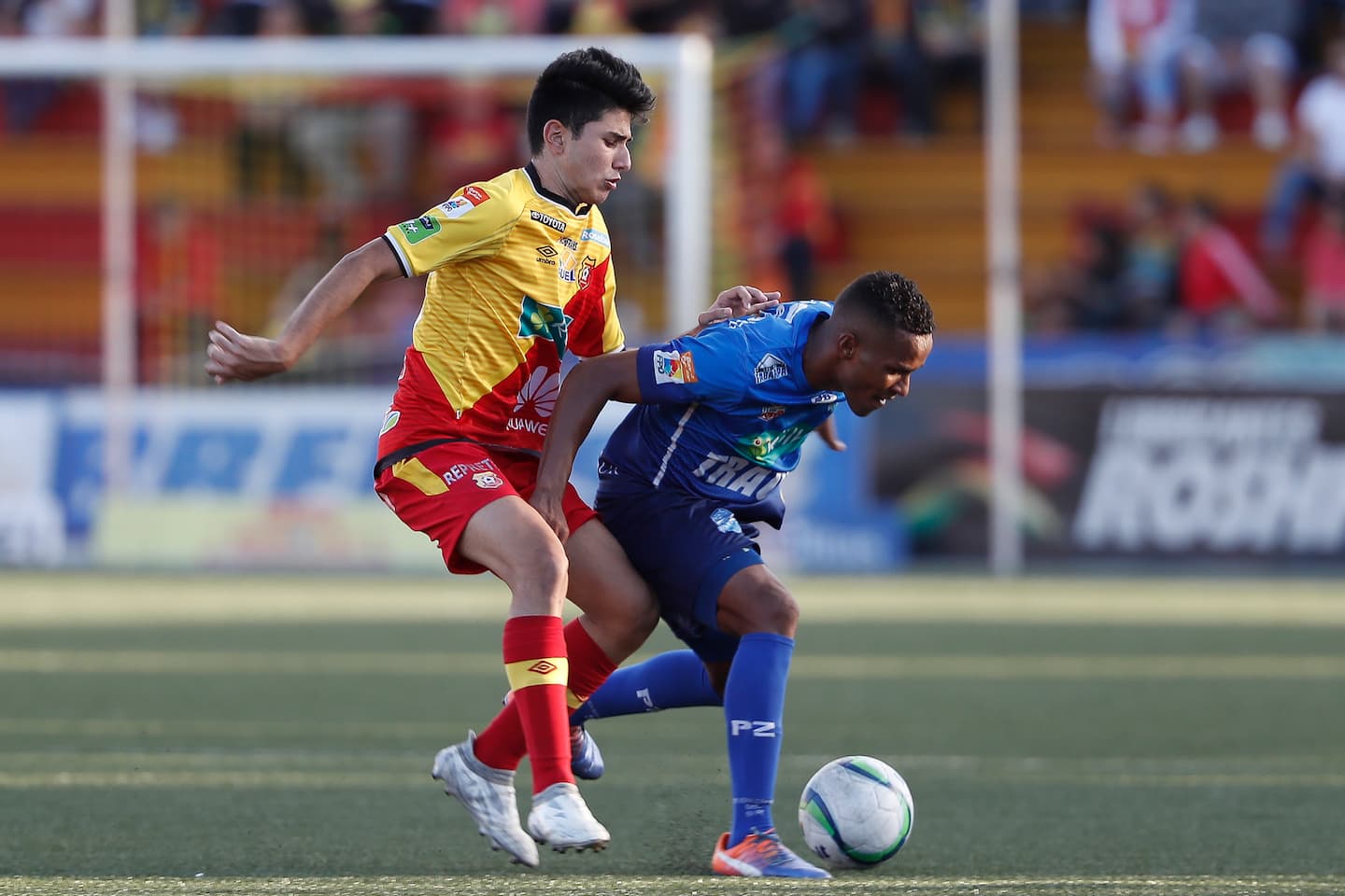 Daniel Gutierrez marca a Jeykel Venegas. Foto: José Cordero