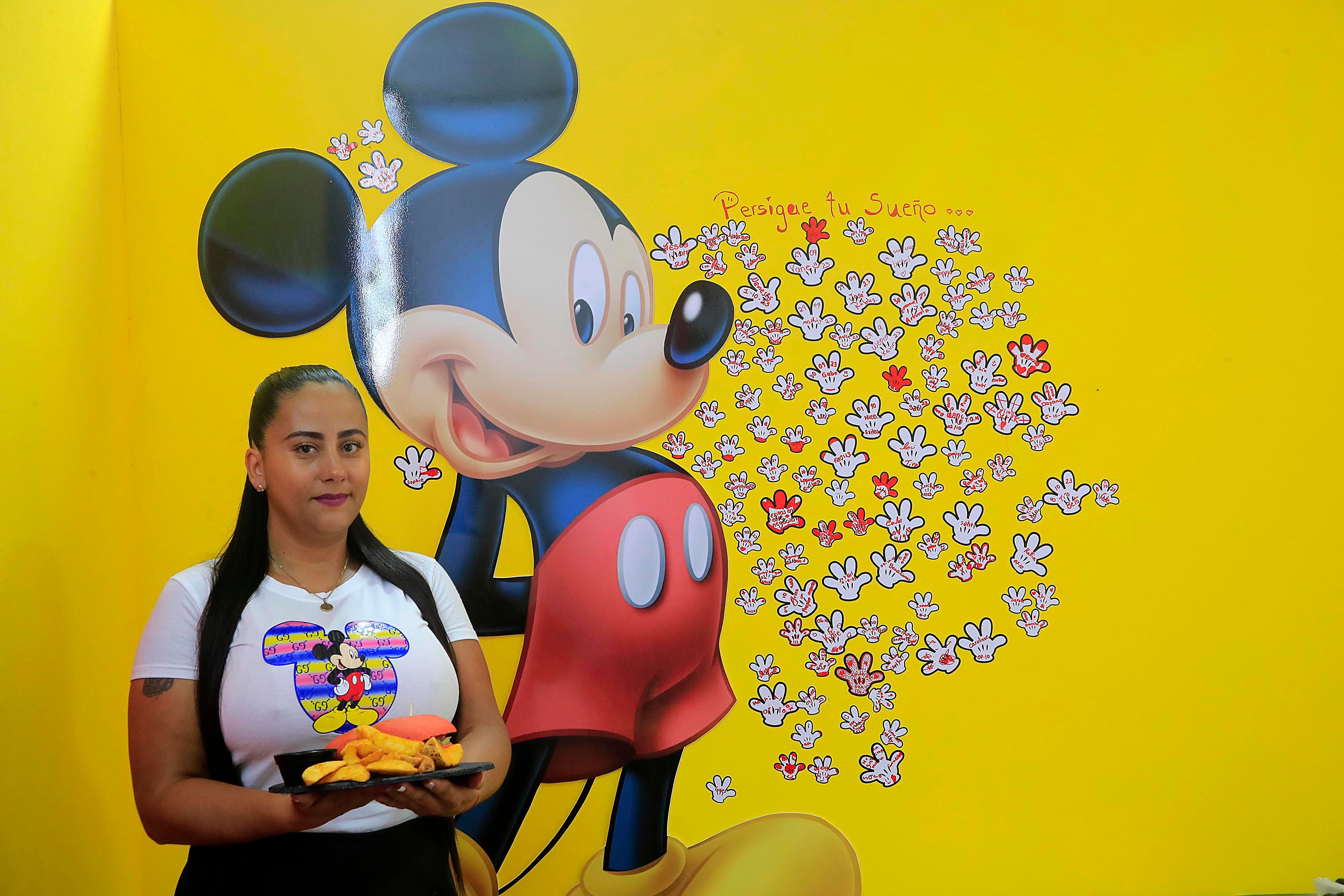 11/10/2023 Cartago. Frente a la esquina noreste de la Basílica de los Angeles abrió sus puertas, hace pocos días, una cafetería muy especial. Se trata de Mickey’s House Cafetería, inspirada en la icónica figura de Disney, donde no solo el ambiente sino la comida y buena atención, lo esperan todos los días hasta las 8:00 p.m.