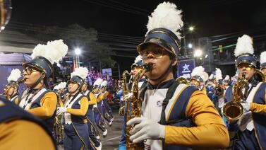 Banda que hará historia en el Desfile de las Rosas, topó con adversidad en el Festival de la Luz y se llevó una sorpresa