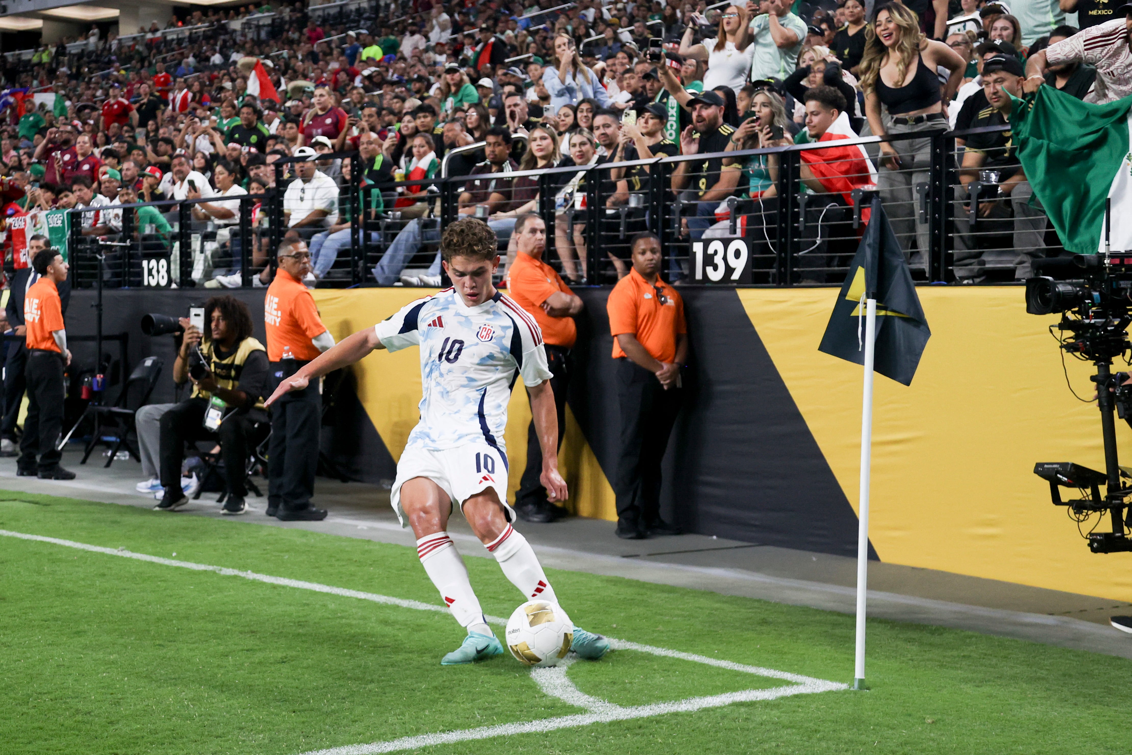 Las críticas a Brandon Aguilera vienen desde la Copa Oro; aquí, cobra un tiro de esquina en el partido entre la Selección de Costa Rica y la de México.