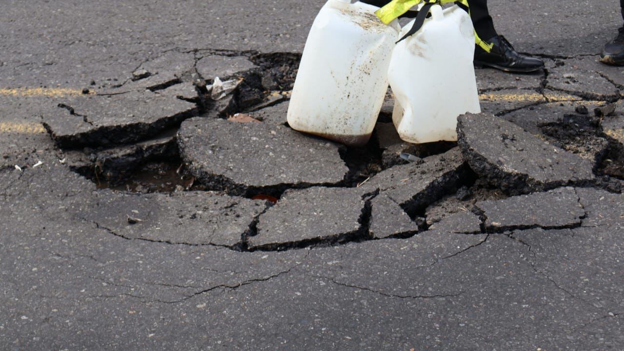 Las fuertes lluvias causaron que la capa asfáltica se rompiera en Turrialba.