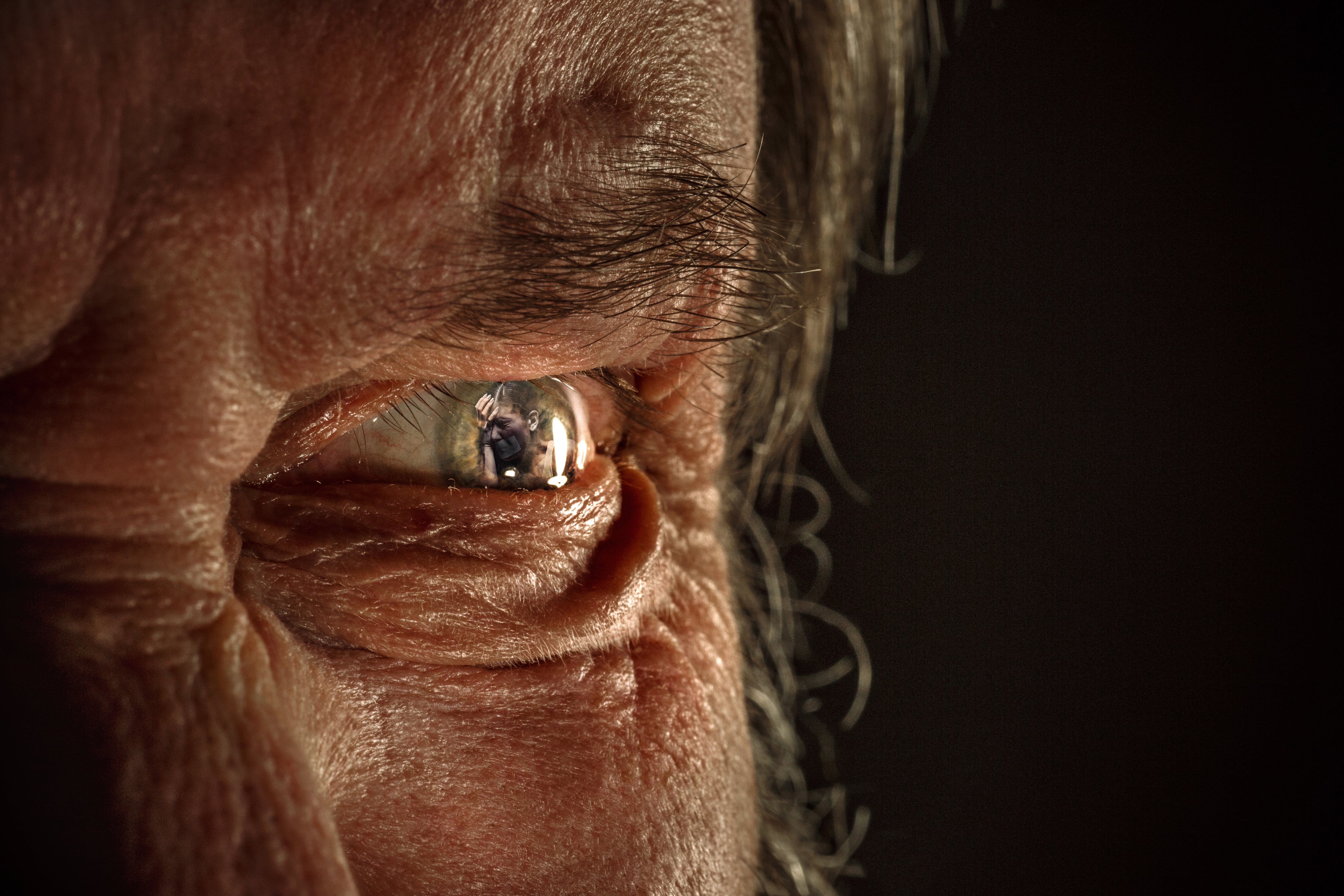 odio, odiar, venganza, primer plano de hombre con mirada furiosa, ira, enojo, rabia