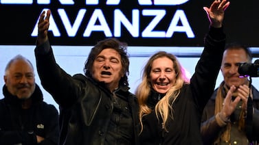 Argentina aprueba polémica reforma laboral: jornadas de 12 horas sin extras y pago en especie