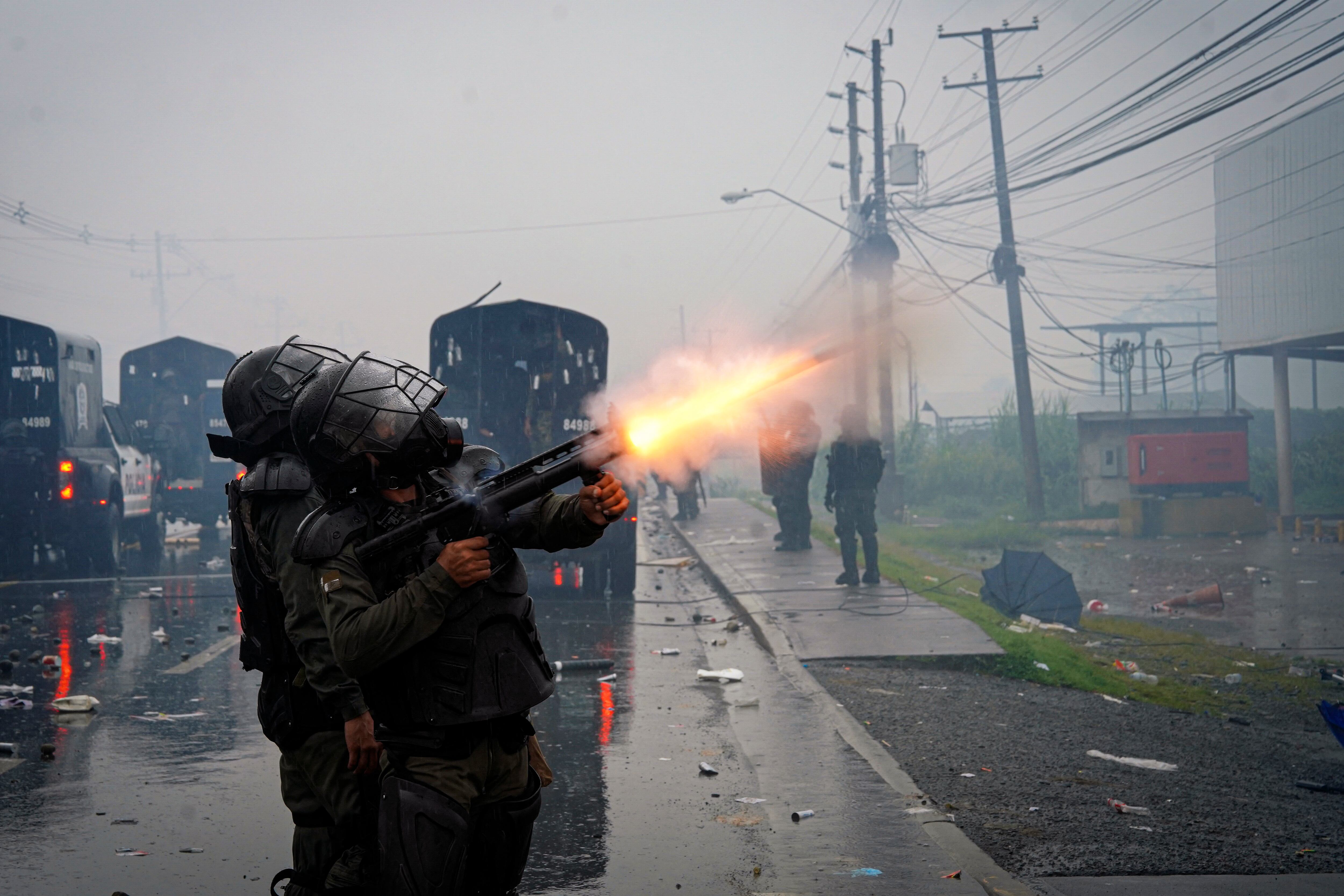 El presidente de Panamá suspendió el viernes las libertades de reunión y movimiento en la zona donde grupos de manifestantes provocaron daños en el aeropuerto