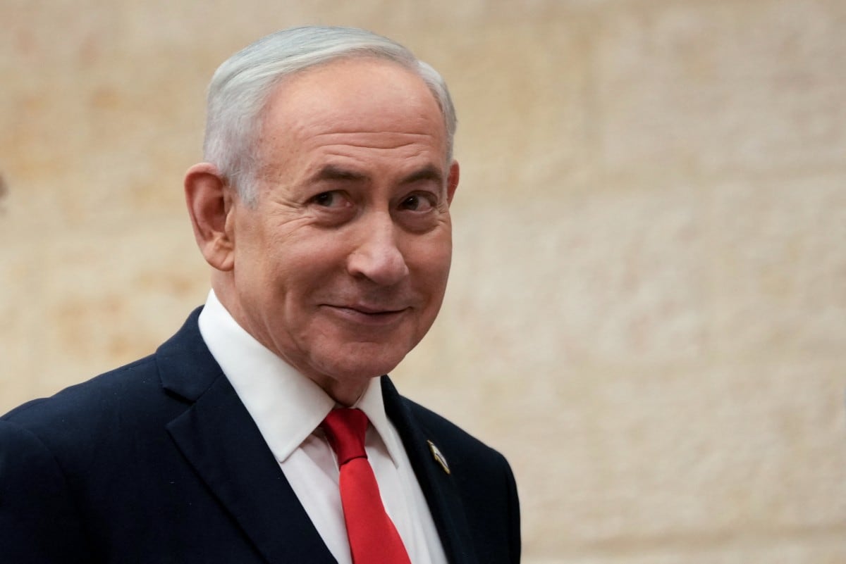 El primer ministro israelí, Benjamin Netanyahu, llega para emitir su voto en el principal centro de votación de su partido, el Likud, durante las elecciones primarias celebradas en Jerusalén el 17 de agosto de 2026, de cara a las elecciones generales de Israel de octubre.