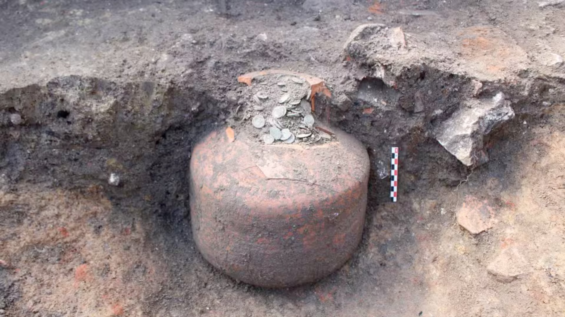 Hallazgo arqueológico en Francia revela depósitos de monedas romanas usados como gestión monetaria familiar hace 1.800 años.