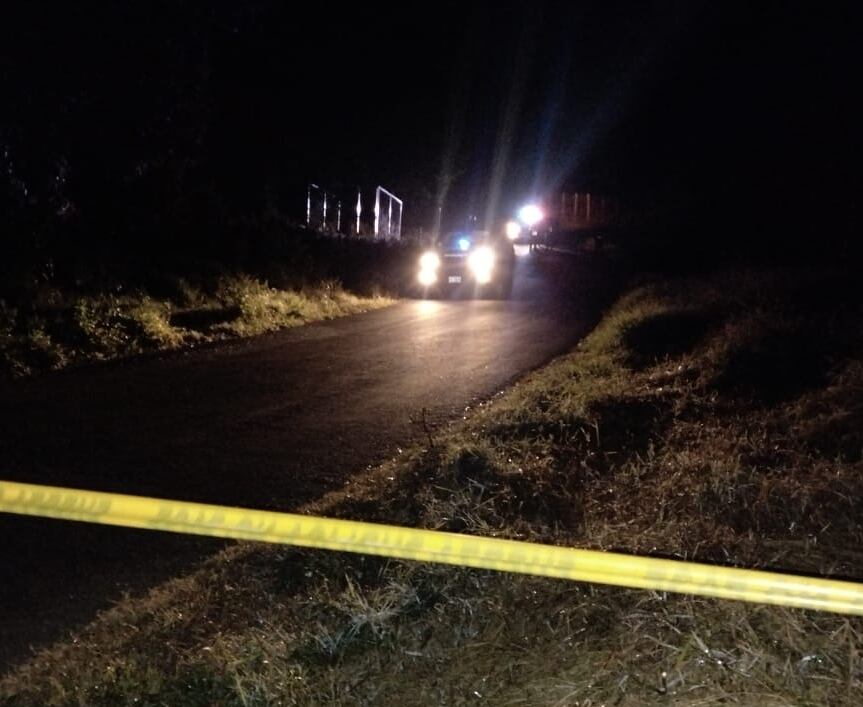 En una calle humedecida por el sereno, el Ochomogo de Cartago, apareció el cuerpo quemado de un hombre de entre 30 y 40 años. Foto: Keyna Calderón.