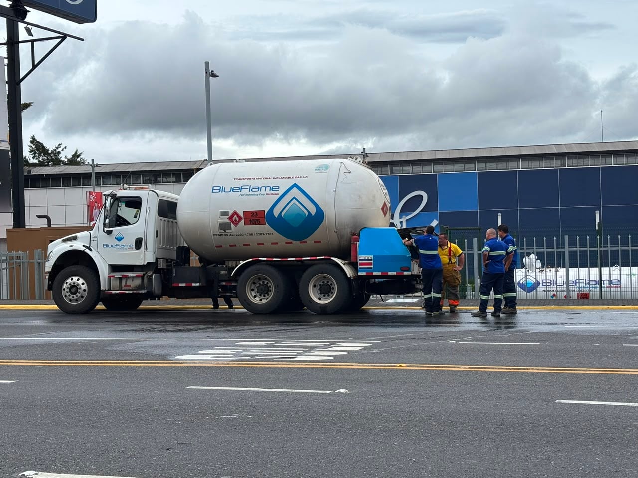 Fuga de gas en Multiplaza de Curridabat