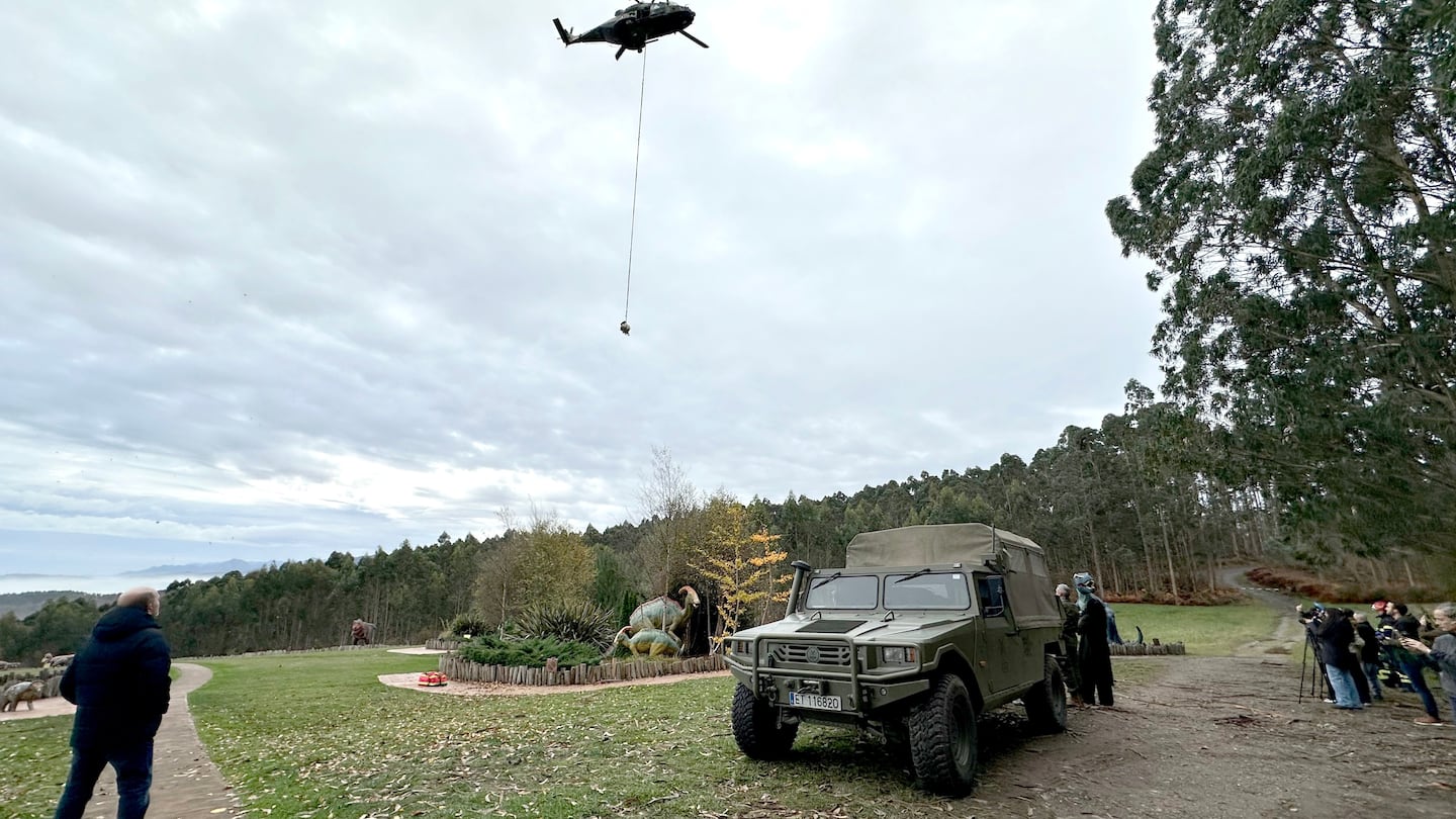 Hallan fósiles gigantes de un dinosaurio en España y el ejército ayuda a extraerlos por aire