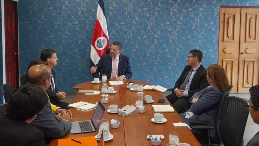 El presidente de la República, Rodrigo Chaves Robles, el ministro de Obras Públicas y Transportes, Luis Amador y el viceministro de Transportes, Carlos Ávila, se reunieron este martes con representantes de la Comisión de Plataformas de Transportes de la Cámara de Comercio de Costa Rica (CCCR). La reunión fue el 7 de marzo del 2