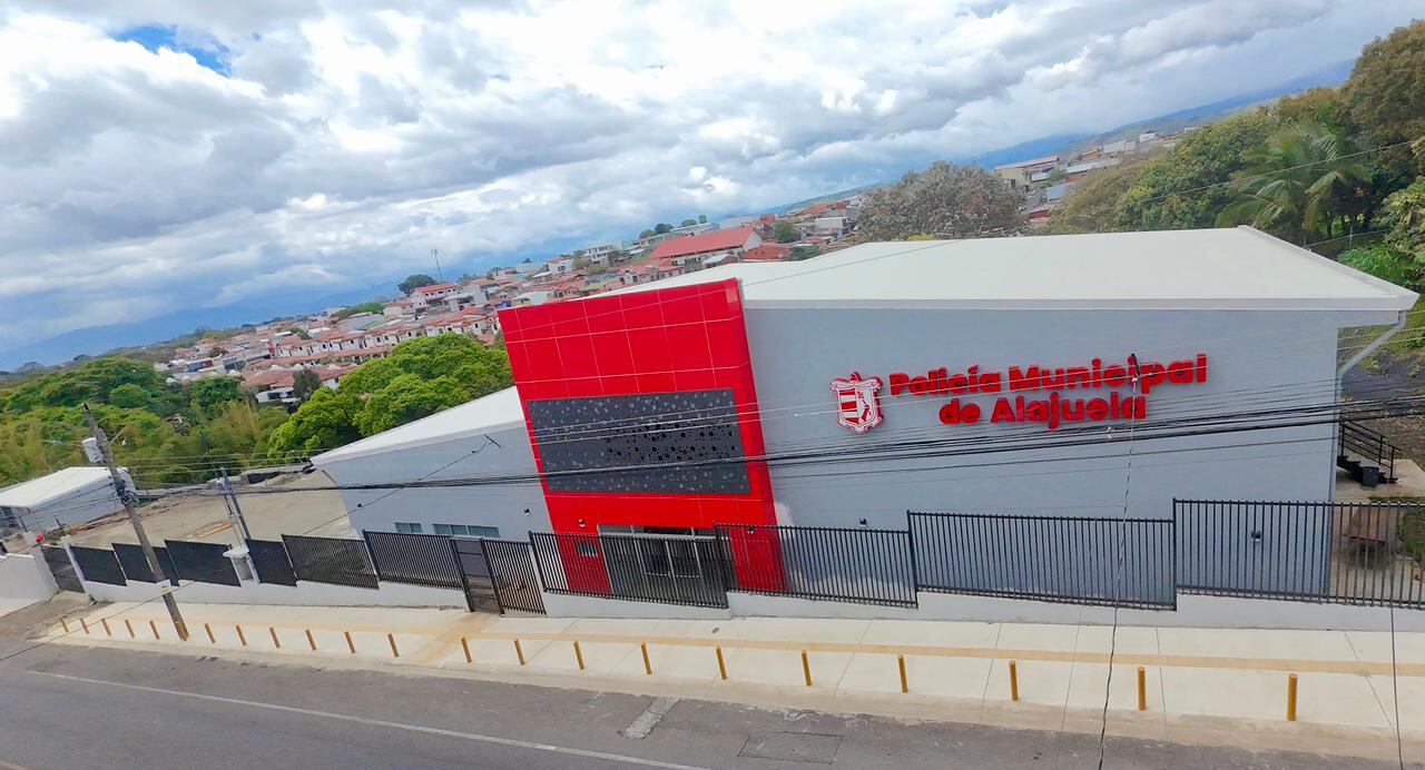 Con 20 policías municipales más, un nuevo edificio equipado con ayuda de la embajada de EE.UU. y operativos conjuntos, Alajuela busca frenar escalada violenta. Foto: Cortesía Municipio Alajuela,