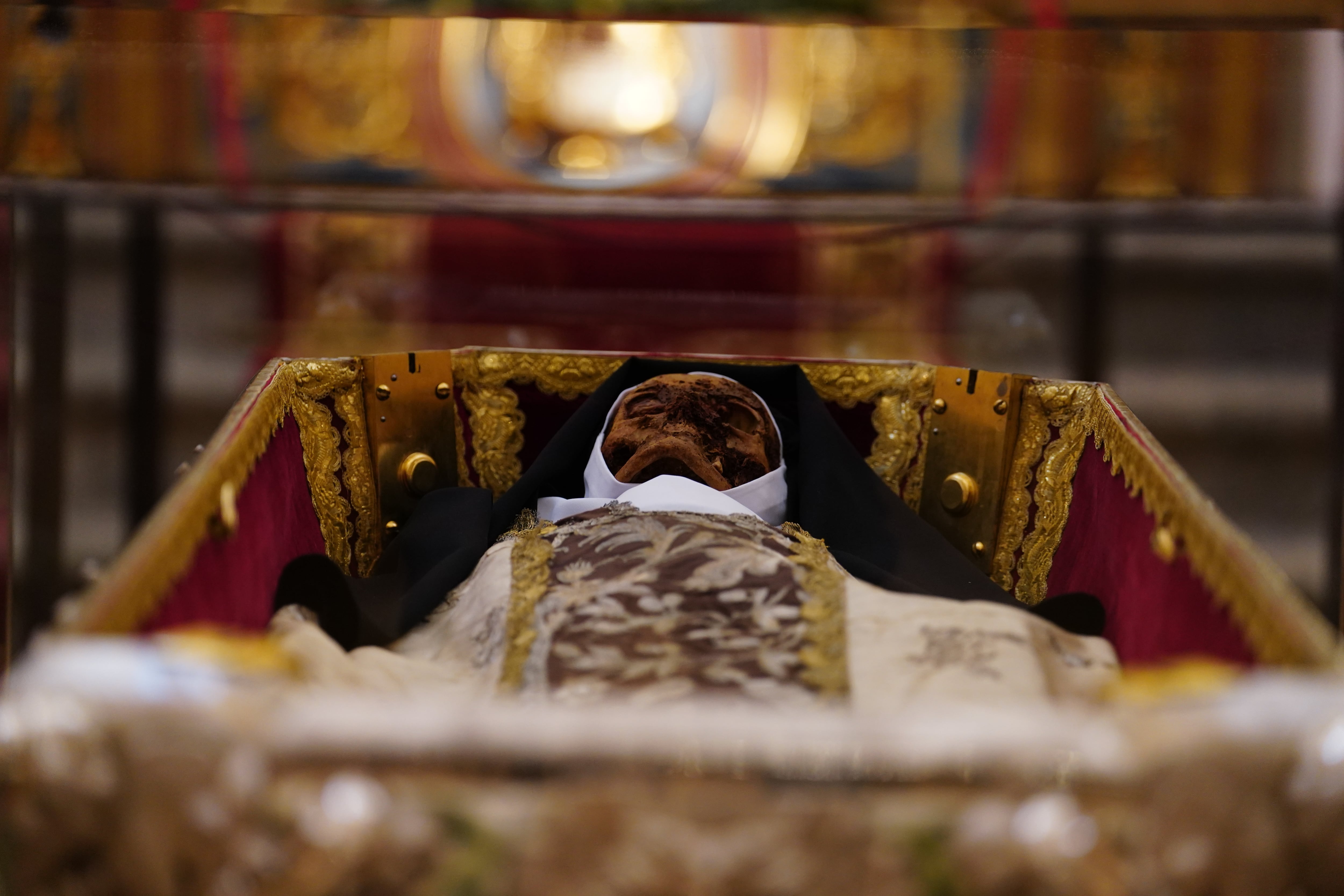 El cuerpo de Santa Teresa de Jesús durante el acto de apertura de veneración pública, en el Convento Padres Carmelitas Descalzos, a 11 de mayo de 2025, en Alba de Tormes, Salamanca, Castilla y León (España). Es la segunda vez que se expone el cuerpo incorrupto de la Santa, ya que no se hace desde mediados del siglo pasado.