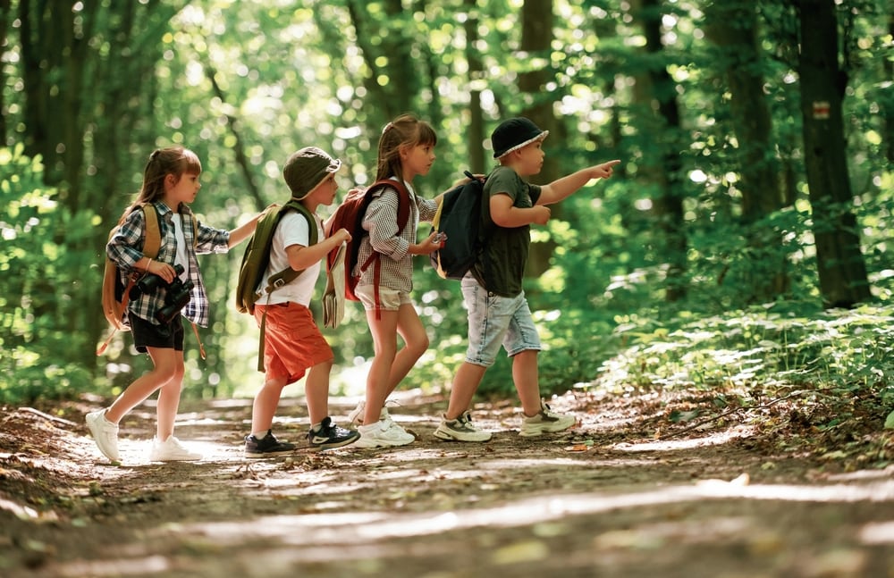 Niños caminando por un bosque