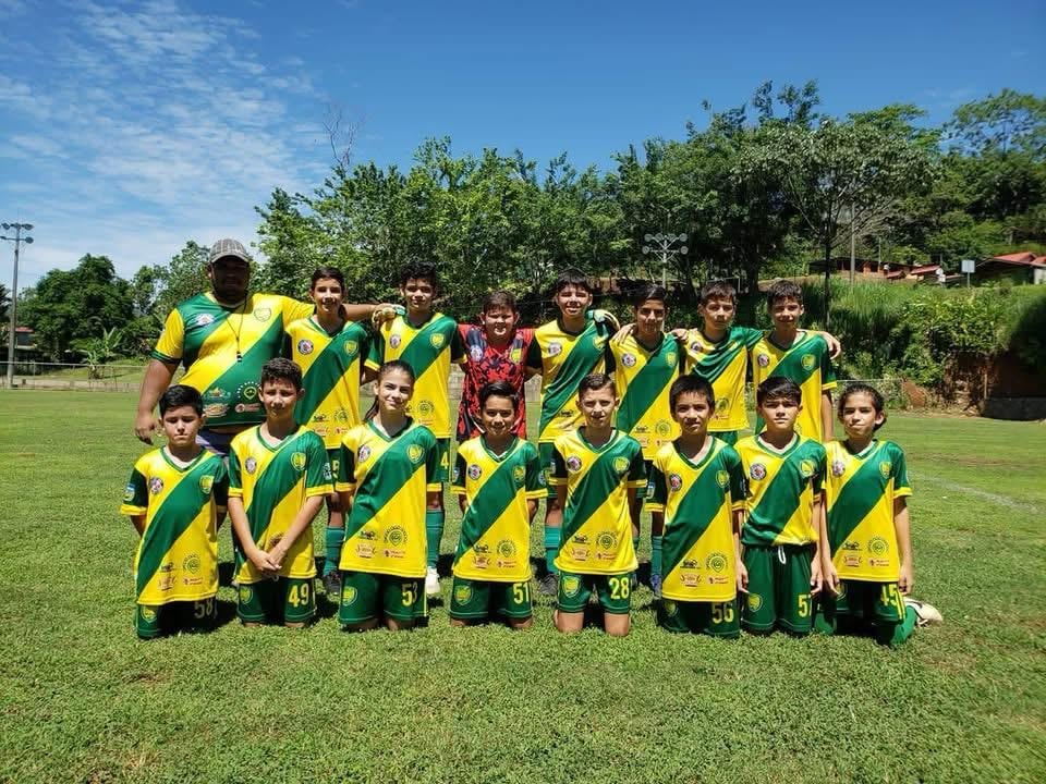 Mariangel (tercera de izq. a der. abajo) comenzó su carrera como jugadora en la Escuela de Fútbol Profusi Bryan Oviedo, en San Carlos.
