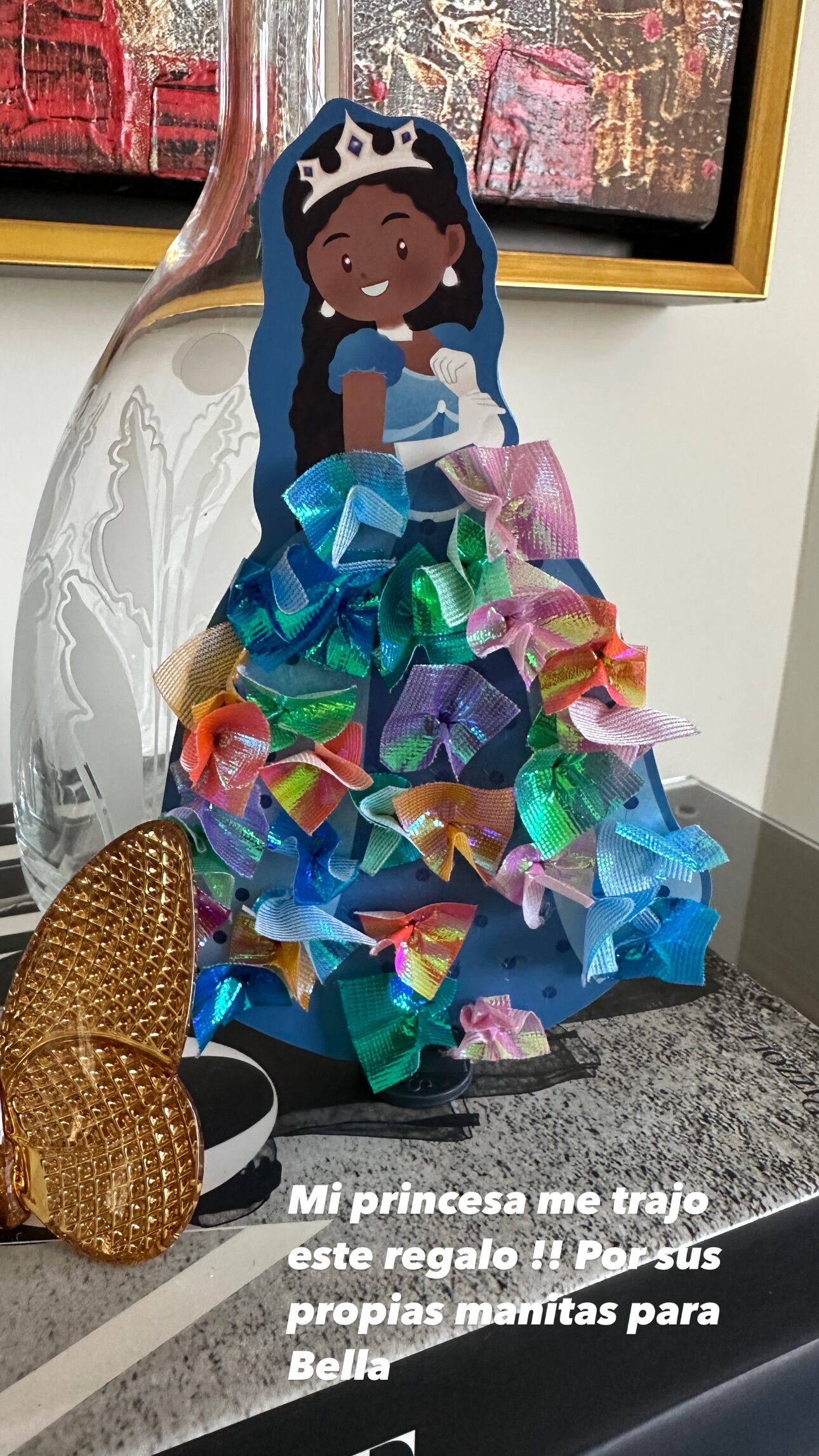 Lynda Díaz mostró un regalo hecho a mano que su nieta le llevó.