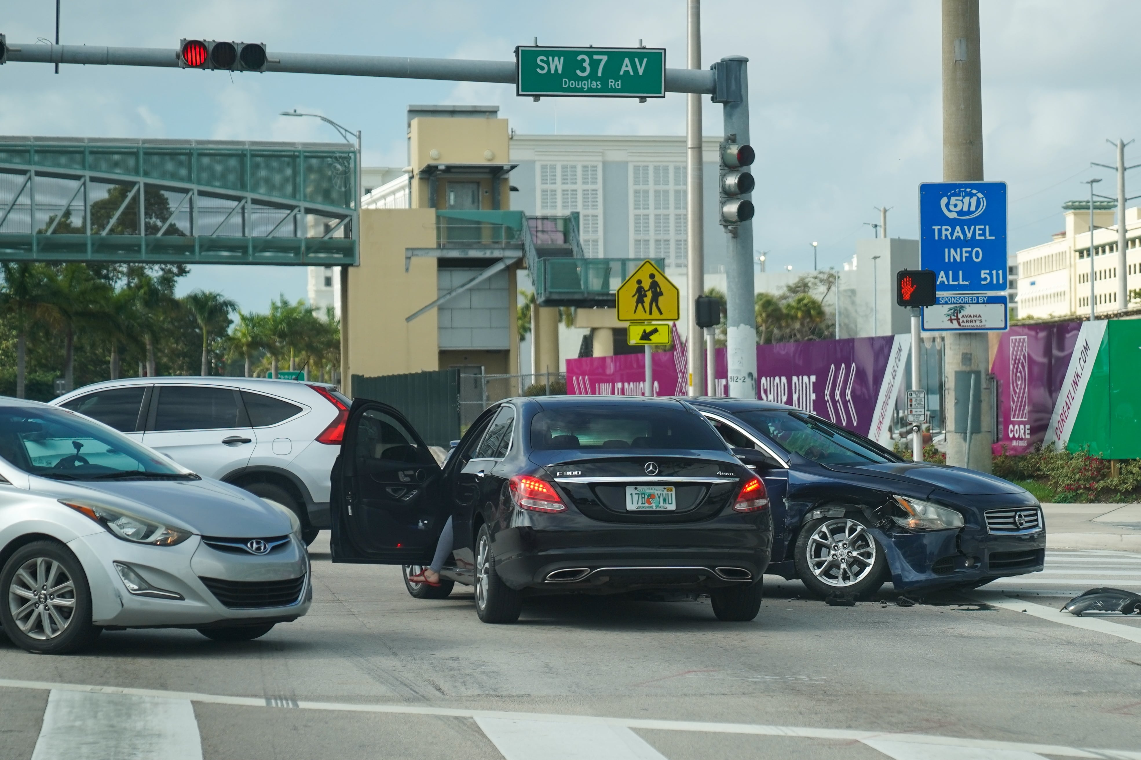 MIAMI, FLORIDA - 18 DE ABRIL DE 2024: Accidente de tránsito, choque de dos carros, en Douglas Road y SW 37th Avenue en Miami, Florida