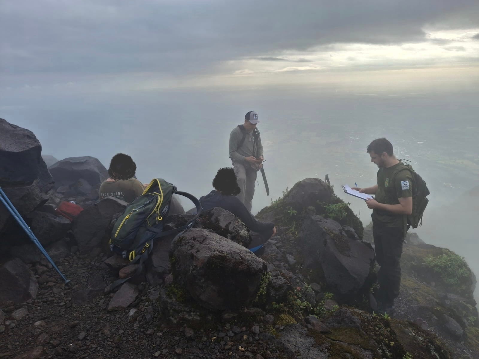 Imagen divulgada por el Sistema Nacional de Áreas de Conservación (Sinac) tras la detección de cuatro personas que ingresaron ilegalmente hasta la cima del volcán Arenal. Todos se exponen a multas millonarias.